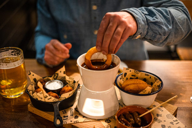 Fondue pot with gravy and onion ring